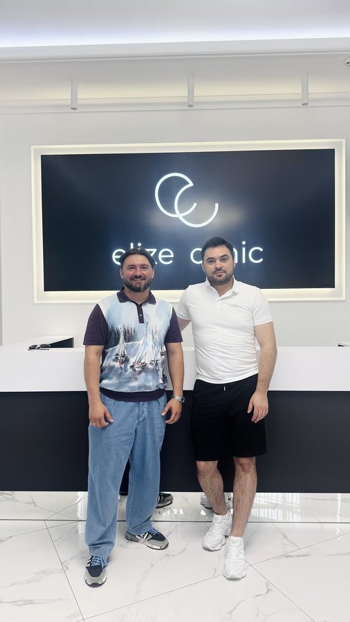 Максим з клієнтом у Elize Clinic